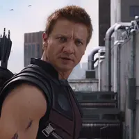 Namun sepertinya ia takkan terbunuh meningat Jeremy Renner akan kembali berperan sebagai Hawkeye di film final. (ScreenGreek)