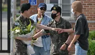 Tak lama kemudian, anggota BTS lainnya, termasuk J-Hope, V, dan Jungkook, juga muncul untuk menyambut Jin. (Jung Yeon-je / AFP)