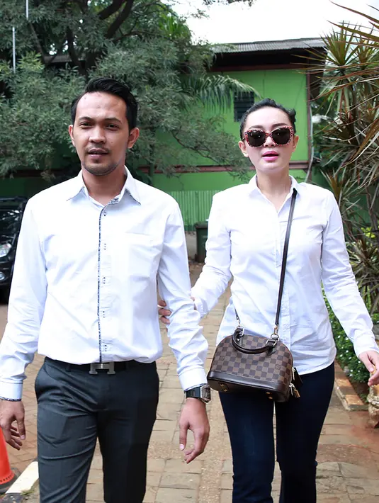 "Iyalah, bukti cinta. Hehehe," ucap Arief seraya tertawa di Polda Metro Jaya, Kamis (24/3/2016). (Deki Prayoga/Bintang.com)