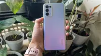 Penampakan Oppo Reno5 Fantasy Silver (Liputan6.com/ Agustin Setyo W)