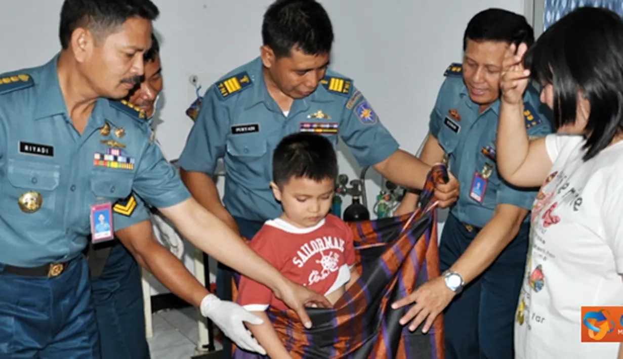 Citizen6, Jakarta: Dalam rangkaian HUT ke - 51, Kolinlamil mengadakan khitanan massal yang dilaksanakan Diskes Kolinlamil Tanjung Priok, Jakarta Utara (20/6). (Pengirim: Kadispen Kolinlamil).