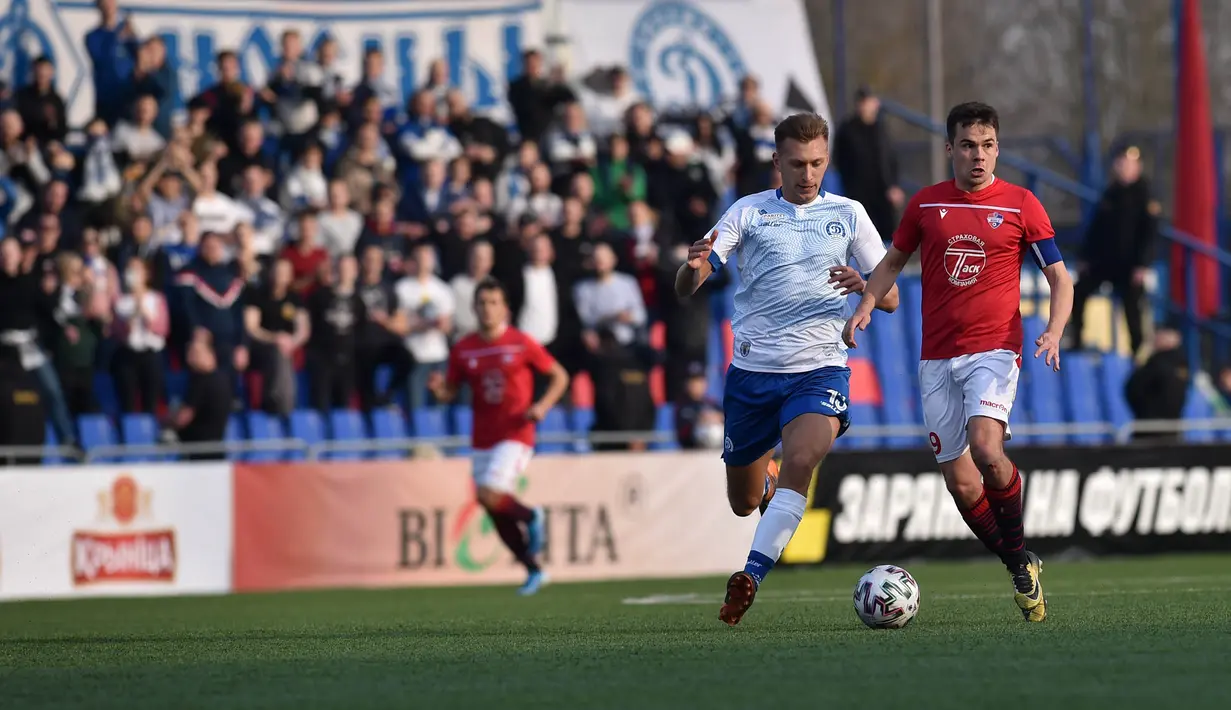 Suasana pertandingan antara FC Minsk melawan FC Dinamo-Minsk pada laga Liga Belarusia, Sabtu (28/3/2020). Di tengah wabah virus Corona, Liga Belarusia tetap digelar seperti biasa bahkan tetap dipadati suporternya. (AFP/Sergei Gapon)