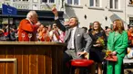 Raja Belanda Willem-Alexander (kiri) bersulang dengan jeruk pahit diapit oleh Putri Ariane (kedua dari kanan) dan Putri Alexia (kanan) saat menghadiri perayaan Hari Raja di Maastricht, Belanda, Rabu (27/4/2022). Setelah dua tahun hening karena pandemi COVID-19, Belanda kembali merayakan Hari Raja seperti biasa. (Remko de Waal/ANP/AFP)