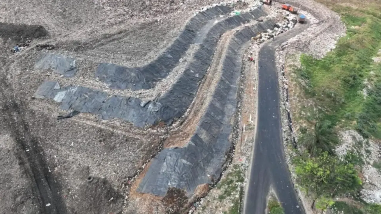 Area di TPST Bantargebang, Bekasi, Jawa Barat. Pemerintah Provinsi DKI Jakarta bersiap menerapkan sistem controlled landfill di TPST Bantargebang.