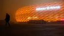 Allianz Arena, markas dari FC Bayern Munchen, diterangi warna oranye untuk kampanye "Orange the World" di Munich, Jerman, Senin (25/11/2019). Cahaya berwarna oranye untuk melambangkan partisipasi mendukung penghapusan kekerasan terhadap perempuan. (Lino Mirgeler/dpa/AFP)