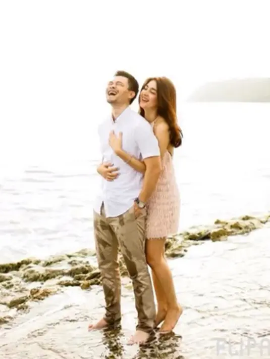 Kebahagiaan terpancar jelas di wajah Nabila Syakieb dan suami tercinta, Reshwara Argya Radinal. Pelukan mesra Nabila Syakieb pada suaminya itu pun menjadi pemandangan indah bagi yang melihatnya. (via instagram/@nsyakieb85)