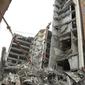 Warga Iran berkumpul di lokasi runtuhnya gedung 10 lantai di barat daya Kota Abadan pada 23 Mei 2022 - TASNIM NEWS/AFP