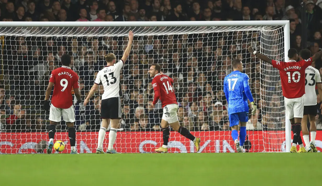 Setan Merah mampu menundukkan tuan rumah dengan skor 2-1 di Craven Cottage, Minggu (13/11/2022). (AP/Leila Coker)