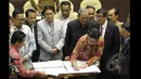 Mendagri Tjahjo Kumolo menandatangi Perppu Pilkada dalam rapat kerja bersama Komisi II DPR di Gedung Nusantara, Kompleks Parlemen Senayan, Jakarta, Senin (19/1/2015). (Liputan6.com/Andrian M Tunay)
