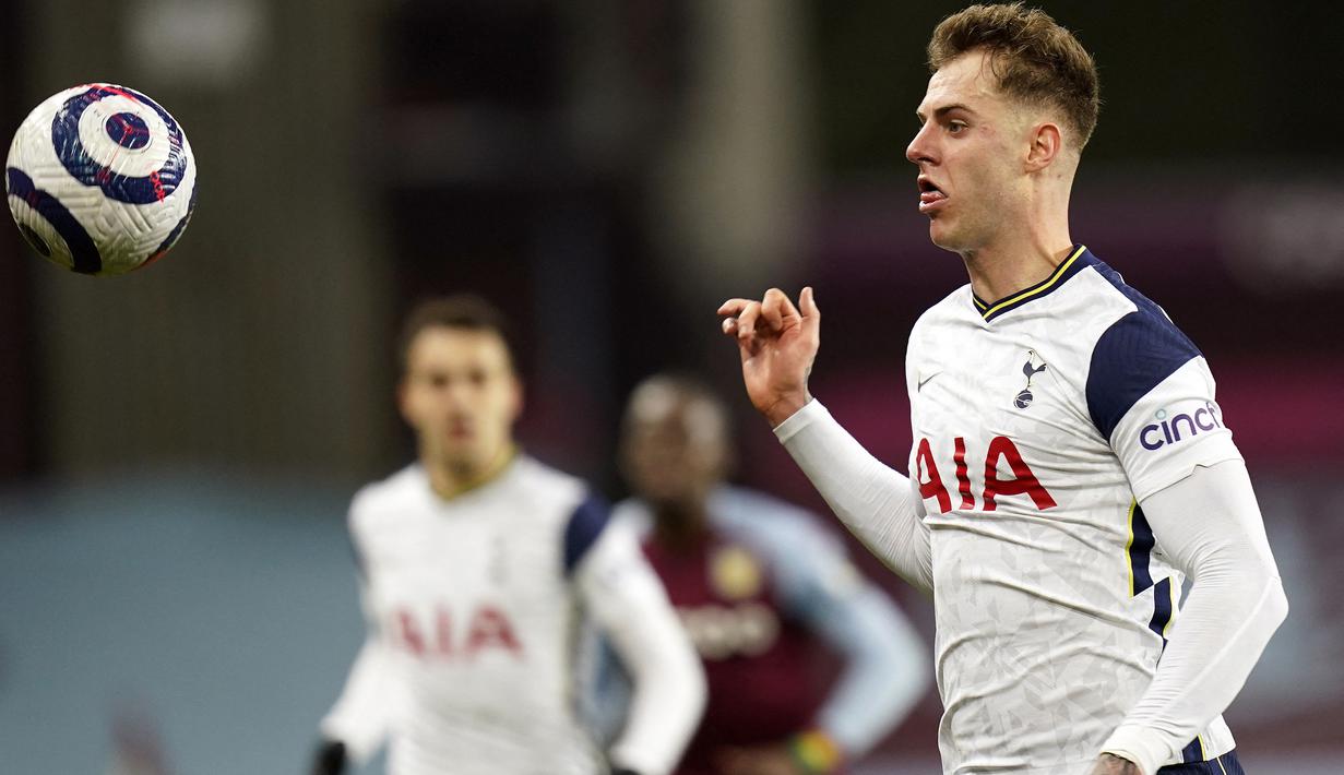 Bek Tottenham Hotspur, Joe Rodon menguasai bola saat menghadapi Aston Villa pada laga Liga Inggris 2020/2021 di Villa Park, Birmingham (21/3/2021). Joe Rodon didatangkan Tottenham Hotspur dari Swansea City pada awal musim 2020/2021 sebagai pengganti Toby Alderwireld dan Jan Vertonghen yang memutuskan hengkang. Nyatanya, selama dua musim ia gagal menembus skuad utama dan akhirnya dipinjamkan selama semusim ke Rennes pada 2022/2023. (AFP/Pool/Tim Keeton)