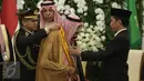 Presiden Joko Widodo memberikan penghargaan kepada Raja Arab Saudi Salman bin Abdulaziz Al-Saud di Istana Bogor, Jawa Barat, Rabu (1/2). Raja Salman mendapat penghargaan Bintang Republik Indonesia Adipurna. (Liputan6.com/Angga Yuniar)