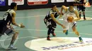 Pebasket Satria Muda Britama Cristian Sitepu (kanan) mecoba lolos dari kepungan Aspac Jakarta dalam laga lanjutan NBL (Liputan6.com/Helmi Fithriansyah)