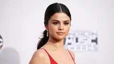 Music Awards (AMA) 2016 di Los Angeles, California, Minggu (20/11). Selena Gomez membuat kemunculan pertamanya di hadapan publik setelah rehat sejak Agustus lalu. (REUTERS/Danny Moloshok)