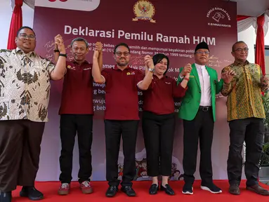 Ketua Komisi Pemilihan Umum (KPU) Hasyim Asyari (kanan) bersama Ketua Badan Pengawas Pemilu (Bawaslu) Rahmat Bagja (kiri), Ketua Umum PPP Mardiono (kedua kanan) dan Ketua Komnas HAM Atnie Nova Sigiro (ketiga kanan) serta pimpinan lain berfoto bersama usai melakukan penandatanganan Deklarasi Pemilu Ramah HAM di Kantor Komnas HAM, Jakarta, Minggu (11/6/2023). (Liputan6.com/Faizal Fanani)