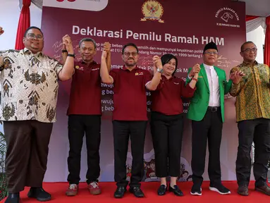 Ketua Komisi Pemilihan Umum (KPU) Hasyim Asyari (kanan) bersama Ketua Badan Pengawas Pemilu (Bawaslu) Rahmat Bagja (kiri), Ketua Umum PPP Mardiono (kedua kanan) dan Ketua Komnas HAM Atnie Nova Sigiro (ketiga kanan) serta pimpinan lain berfoto bersama usai melakukan penandatanganan Deklarasi Pemilu Ramah HAM di Kantor Komnas HAM, Jakarta, Minggu (11/6/2023). (Liputan6.com/Faizal Fanani)