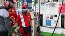 Petugas SPBU menggunakan alat pelindung wajah saat melayani pengendara di SPBU 31-164-01, Margonda, Depok, Jawa Barat, Jumat (8/5/2020). Penggunaan alat pelindung wajah merupakan upaya untuk melindungi diri dalam pencegahan penyebaran virus COVID-19. (Liputan6.com/Helmi Fithriansyah)