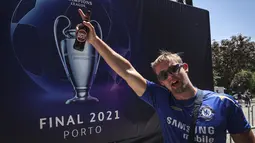 Seorang suporter Chelsea berada di pusat kota Porto, Portugal (28/5/2021). Klub Inggris Manchester City dan Chelsea akan memainkan final Liga Champions di stadion Dragao di Porto pada Sabtu malam atau Minggu (30/5/2021) dini hari. (AP Photo/Luis Vieira)