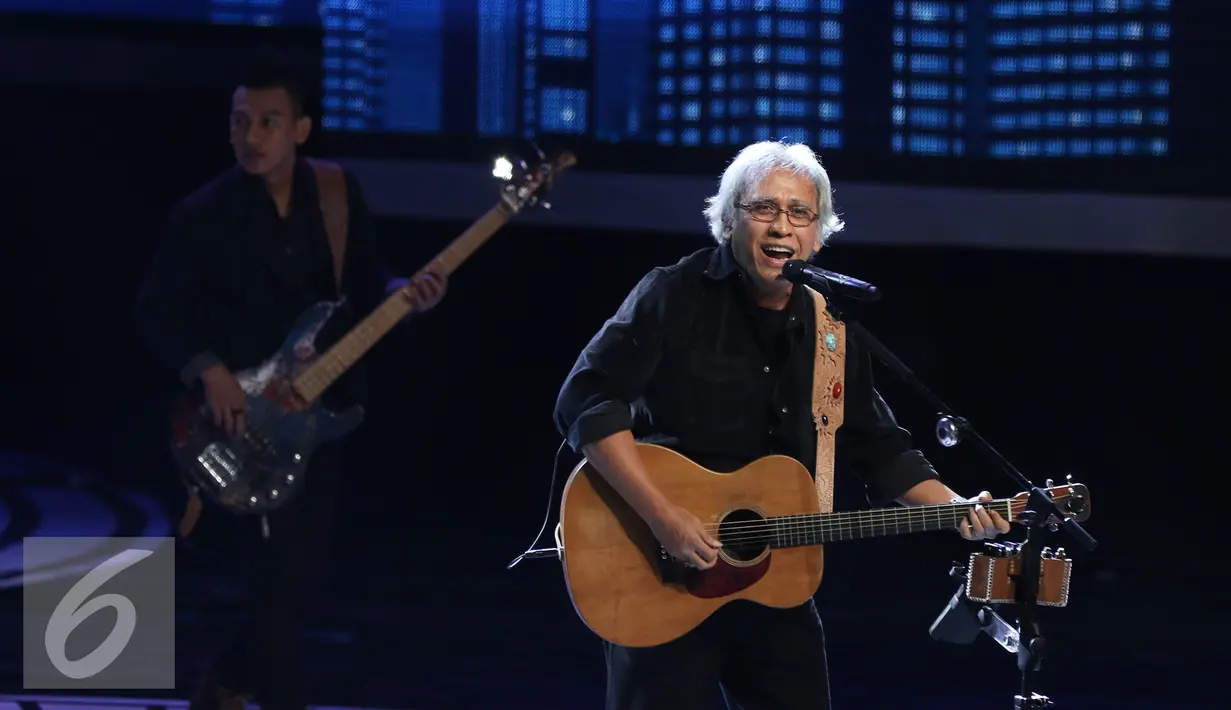 Iwan Fals tampil di Malam anugerah Festival Film Bandung 2015 (FFB), Bandung, Sabtu (12/9/2015). (Liputan6.com/Herman Zakharia)