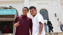 Dua pemain Timnas Indonesia U-22, Beckham Putra (kiri) dan Amiruddin Bagas Kaffa berfoto saat tiba di depan Masjid Al Serkal, Phnom Penh, Kamboja, Jumat (5/5/2023) untuk melaksanakan ibadah Salat Jumat di sela-sela SEA Games 2023 Kamboja. (Bola.com/Abdul Aziz)