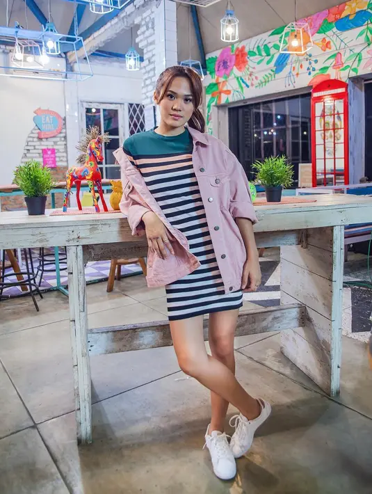 Selanjutnya, Sheryl mengenakan dress garis-garis berwarna hijau yang dipadukan dengan jaket denim berwarna pink. Dari foto ini terlihat kalau Sheryl anaknya friendly banget. Soalnya gaya sportynya ini yang simple banget. (Instagram/Sherylsheinafia)