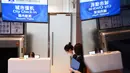 Sejumlah staf bekerja di sebuah konter check-in di Terminal Kota Gu'an Bandara Internasional Daxing Beijing di Wilayah Gu'an, Provinsi Hebei, China, 16 September 2020. Gu'an di Provinsi Hebei terletak berdekatan dengan bandara tersebut. (Xinhua/Zhang Chenlin)