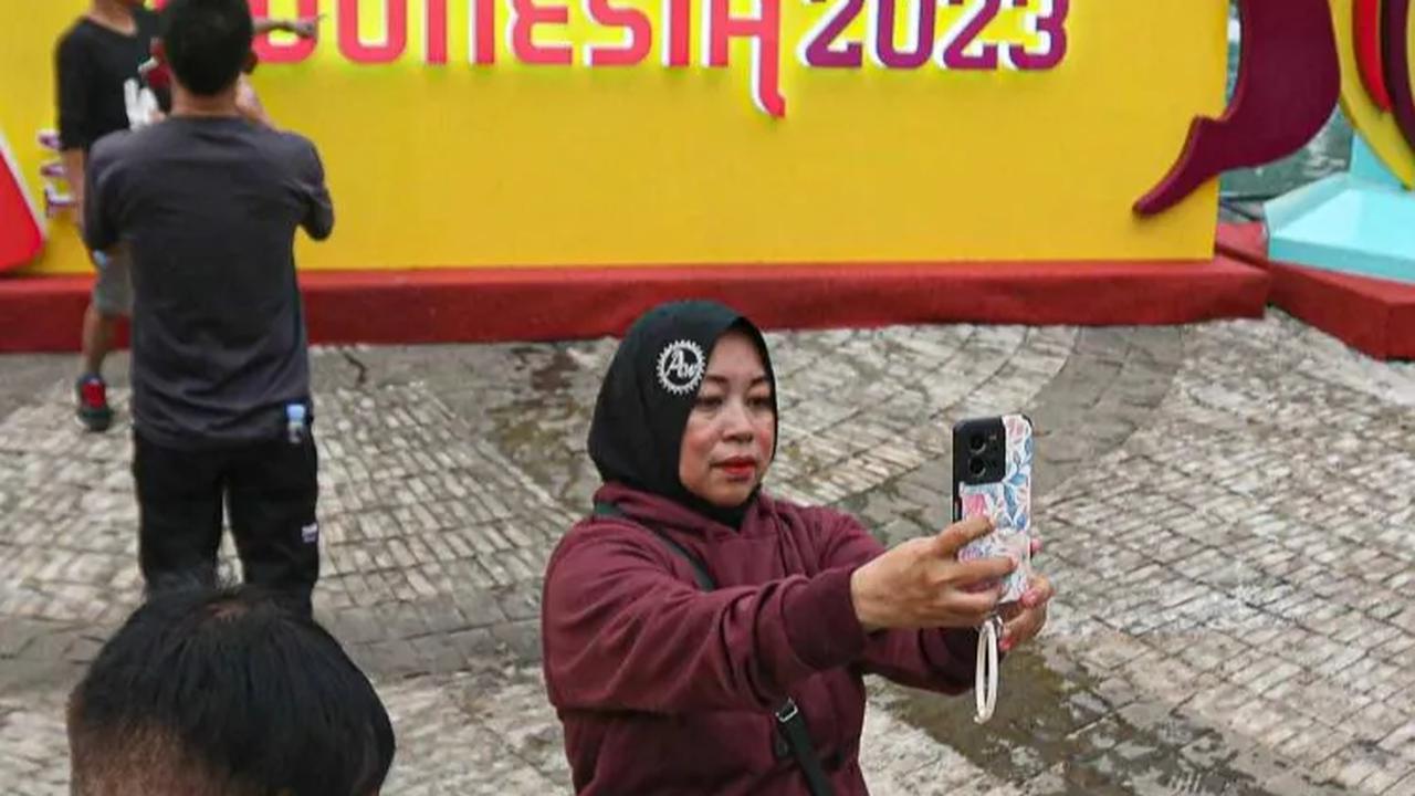 Adanya papan promosi Piala Dunia U-17 saat Car Free Day di kawasan Bundaran HI itu menjadi magnet warga untuk berfoto-foto di depannya.