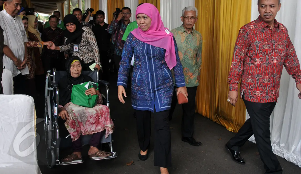 Mensos, Khofifah Indar Parawansa saat tiba menghadiri pembukaan peringatan hari lajut usia nasional (HLUN) yang mengambil tema Bersama membangun kepedulian terhadap lanjut usia di TMPNU Kalibata, Jakarta, Kamis (4/6/2015). (Liputan6.com/Johan Tallo)