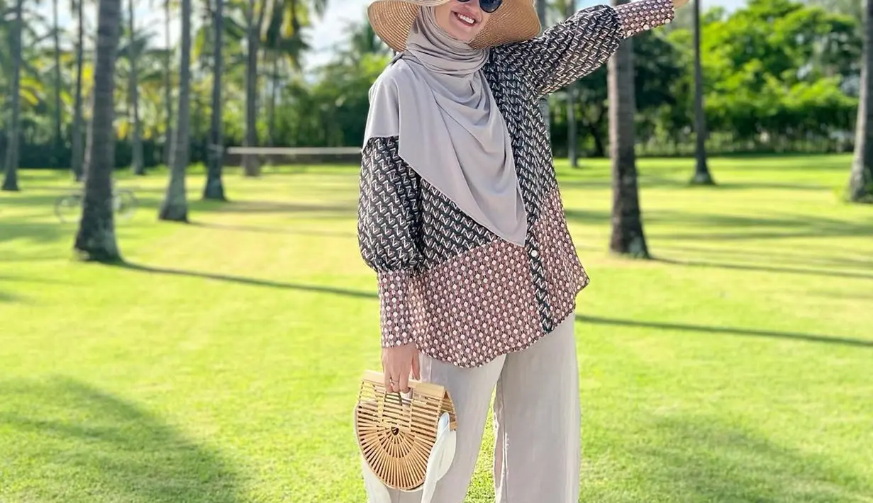 Atau bisa juga dengan padu padan blus bermotif dan loose pants polos untuk summer outfit yang kasual dan nyaman. [Instagram/shireensungkar]