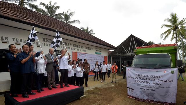 Staf Khusus Menteri Perdagangan Bidang Perjanjian Perdagangan Internasional Bara Krishna Hasibuan melepas ekspor perdana satu kontainer kopi milik Koperasi Gunung Luhur Berkah (GLB) Subang ke Mesir senilai USD 60 ribu, atau sekitar Rp 890 juta.