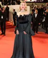 Léa Seydoux mengenakan gaun panjang satin hitam tanpa bahu dengan detail lipatan, dipadukan dengan sepatu hak tinggi satin hitam. Melengkapi tampilan, Léa Seydoux juga mengenakan kalung Pure V, cincin dan anting megah, semuanya terbuat dari emas putih dan berlian dari koleksi Perhiasan Mewah Louis Vuitton.