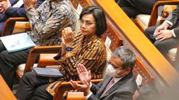 Menteri Keuangan (Menkeu) Sri Mulyani Indrawati saat rapat Paripurna DPR RI Ke-13 Masa Persidangan II Tahun Sidang 2022-2023 di Kompleks Parlemen, Senayan, Jakarta, Kamis (15/12/2022). DPR menyetujui Rancangan Undang-undang Pengembangan dan Penguatan Sektor Keuangan menjadi UU PPSK. (Liputan6.com/Angga Yuniar)