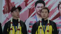 Kevin Sanjaya/Marcus Gideon saat tiba di Bandara internasional Soekarno Hatta, Cengkareng , (20/3/2018). Kevin/Marcus berhasil mempertahankan gelar juara All England 2018.  (Bola.com/Nick Hanoatubun)