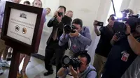 Wartawan mengambil foto pengumuman diperbolehkan mengambil gambar dalam White House (Reuters)