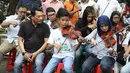 Kepala Kantor Staf Presiden (KSP), Moeldoko melihat komunitas biola memainkan lagu pada perayaan ulang tahunnya yang ke-61 di Taman Suropati, Jakarta, Minggu (8/7). (Liputan6.com/Herman Zakharia)