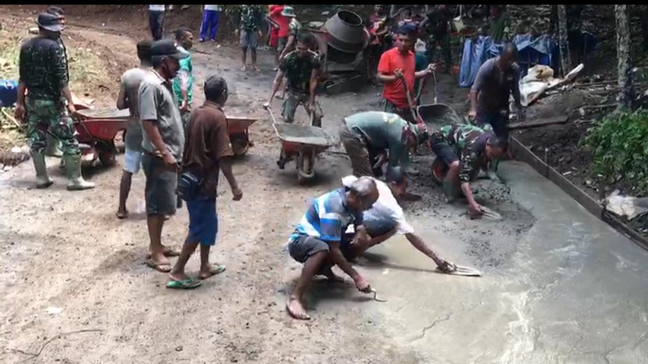 Pelaksanaan TNI Manunggal Membangun Desa (TMMD) Kodim 1603/Sikk ke-110, di Desa Kloangpopot dan Desa Persiapan Pelibaler di Kecamatan Doreng, Kabupaten Sikka, Nusa Tenggara Timur (NTT). (Liputan6.com/ Dionisius Wilibardus)
