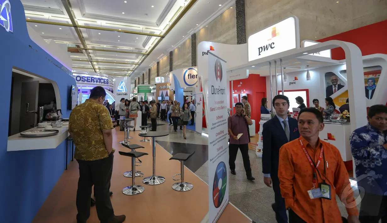 Para pengunjung terlihat berkeliling untuk melihat stan-stan pada pameran Indonesian Petroleum Association di Jakarta Convention Center, Jakarta, Rabu (20/5/2015). (Liputan6.com/Faizal Fanani)