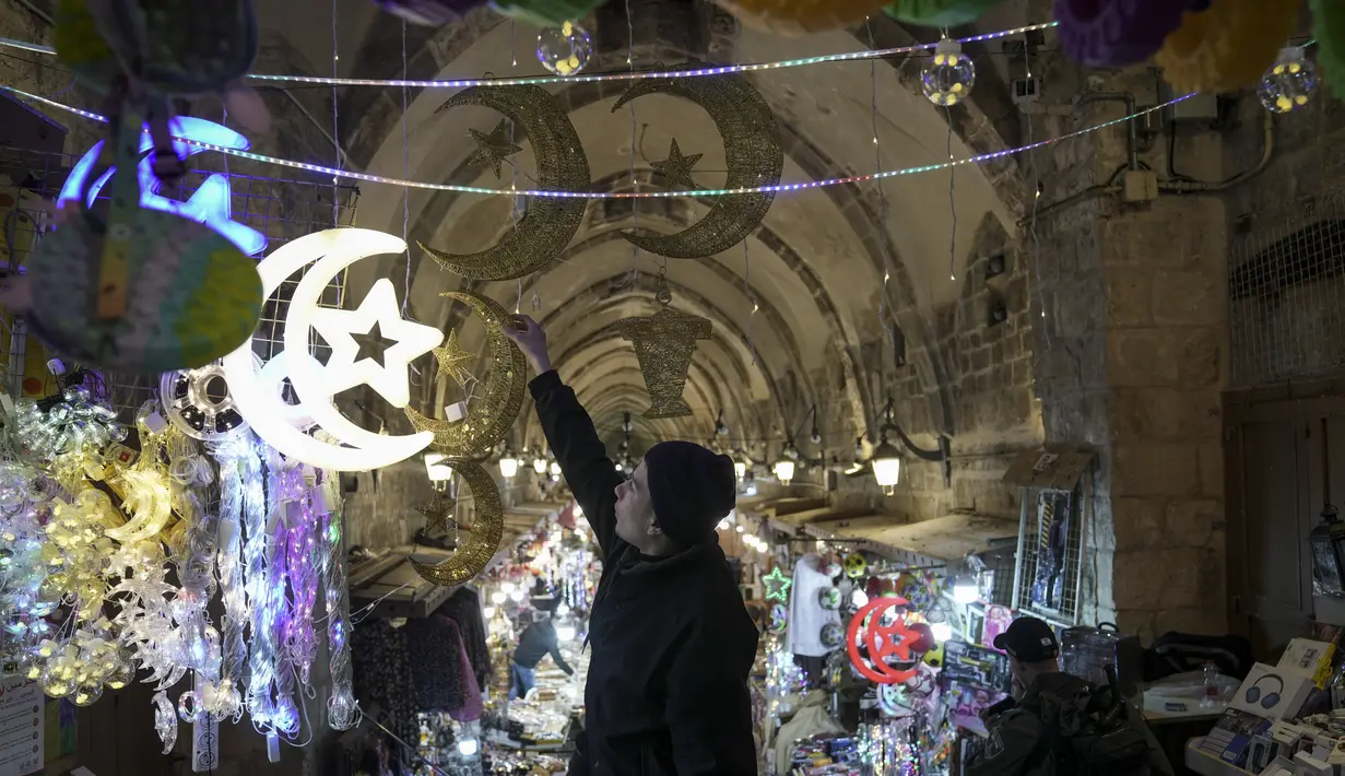 Saat matahari terbenam, keluarga, tetangga, dan sahabat berkumpul untuk menikmati jamuan khas Iftar atau berbuka puasa, yang menandai berakhirnya puasa mereka pada hari itu. (AP Photo/Mahmoud Illean)
