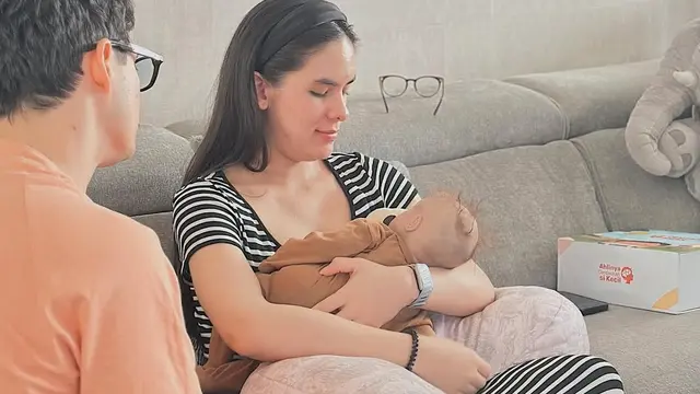 Steffi Zamora saat Mengikuti Kelas menyusui bersama suami. [@bumpilpamil.id]