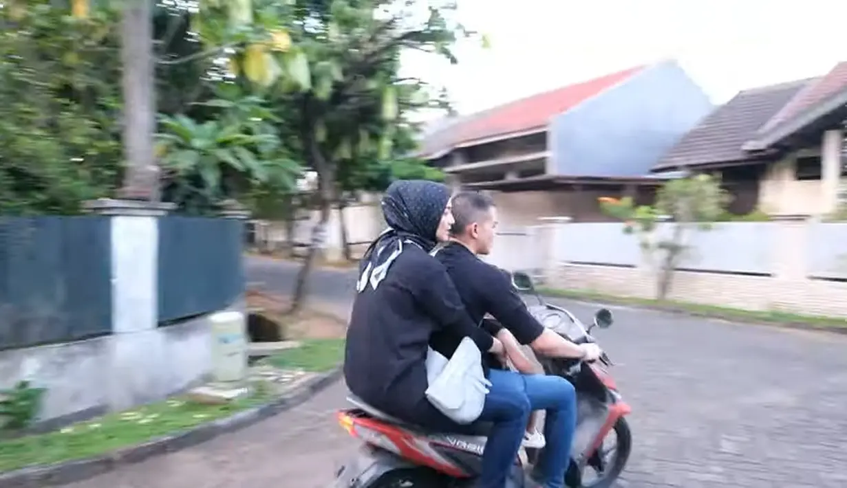 "Akhirnya Athar naik motor juga guys, dari tadi kepingin banget,"  kata Citra Kirana. seperti dilansir dari kanal Youtubenya. [Youtube/Ciky Citra Rezky]