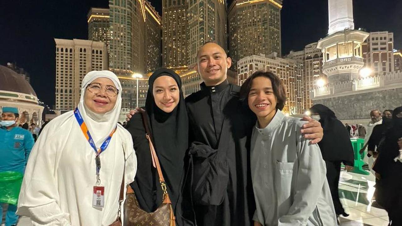 Melakukan Badal Umrah Untuk Ashraf Sinclair, Ini 8 potret Tiko Aryawardhana Bersama Keluarganya Yang Tuai Sorotan