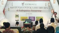 Direktur Sido Muncul Irwan Hidayat menyerahkan bantuan 1000 paket sembako kepada Bupati Semarang H. Ngesti Nugraha, S.H, M.H. (Foto:Dok.Sido Muncul)