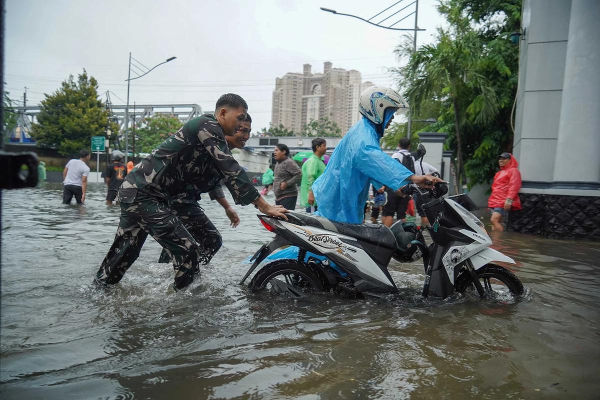 FOTO: Banjir Pademangan, Prajurit TNI AL Bantu Warga