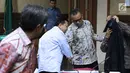 Terpidana korupsi e-KTP, Setya Novanto (kedua kiri) menyalami terdakwa Irvanto Hendra Pambudi saat jeda sidang lanjutan dugaan korupsi pengadaan e-KTPdi Pengadilan Tipikor, Jakarta, Selasa (18/9). (Liputan6.com/Helmi Fithriansyah)