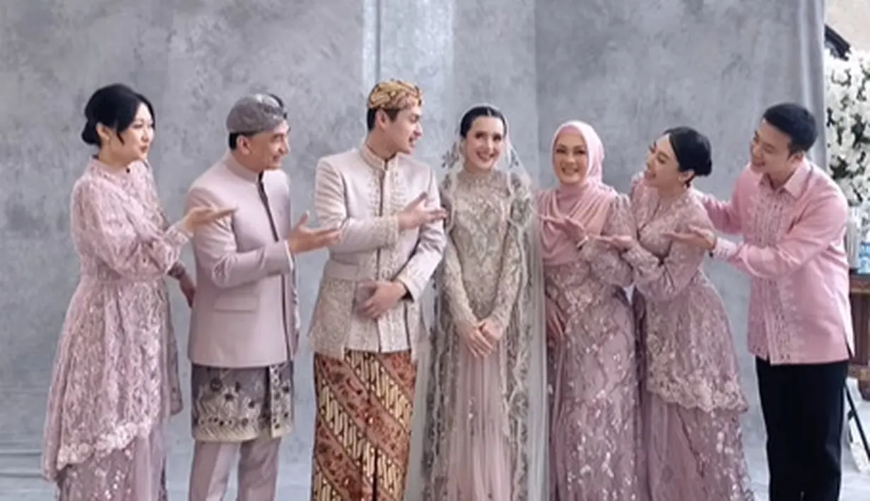 Menyambut Beby Tsabina sebagai mantu, keluarga Rizki terlihat serasi dengan busana pink yang kalem [@wirantikurniabride]