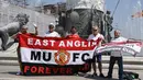 Pendukung Manchester United memegang bendera tim mereka di zona penggemar di Skopje pada 8 Agustus 2017 menjelang pertandingan sepak bola UEFA Super Cup antara Real Madrid dan Manchester United. (AFP Photo/Armend Nimani)