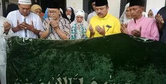 Usai disalatkan di masjid setempat, Jenazah Dokter Ryan Thamrin dibawa ke TPU Jalan Kesadaran Pekanbaru.
