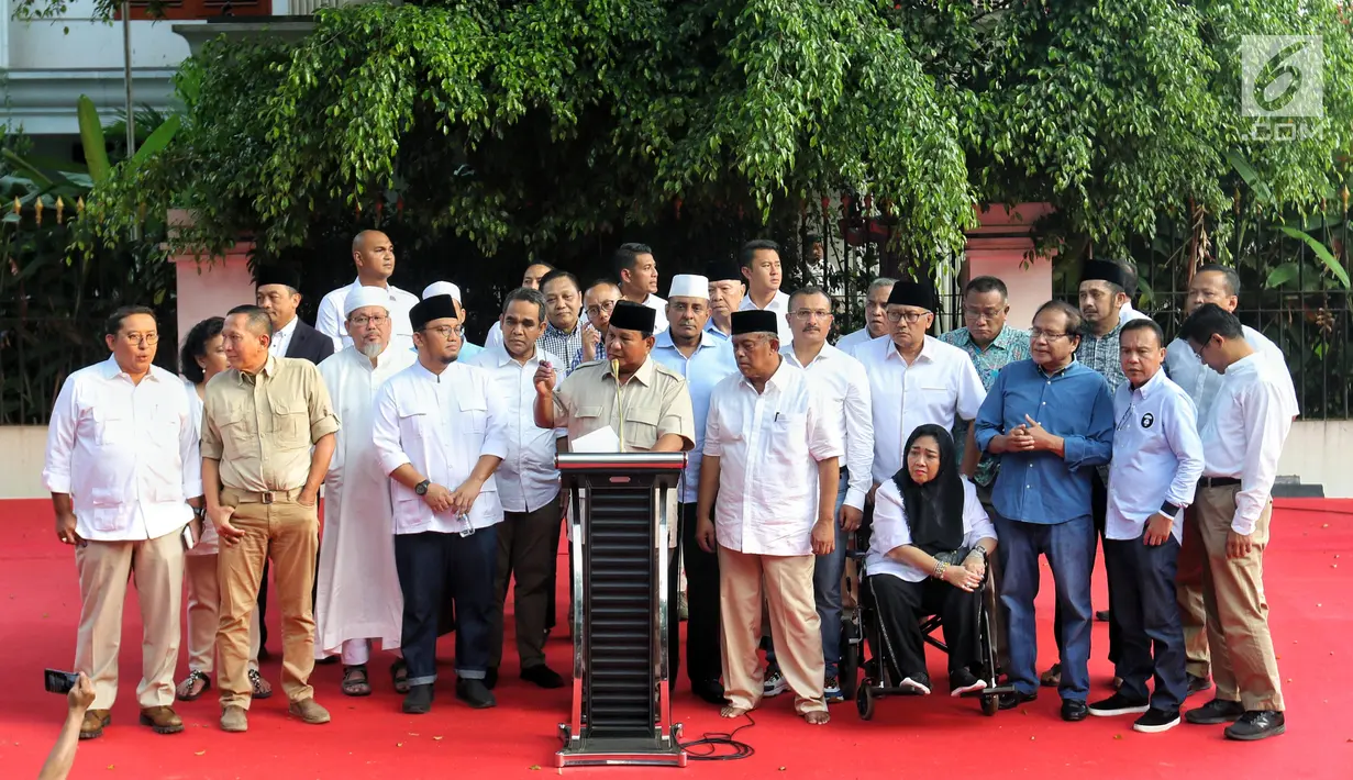 Capres 02 Prabowo Subianto bersama sejumlah tokoh dan kader pendukung memberikan keterangan kepada awak media di depan Rumahnya, di Kertanegara, Jakarta, Rabu (17/4). Prabowo mengklaim menang Pilpres 2019 berdasarkan data exit poll menang di 5000 TPS. (Liputan6.com/Johan Tallo)