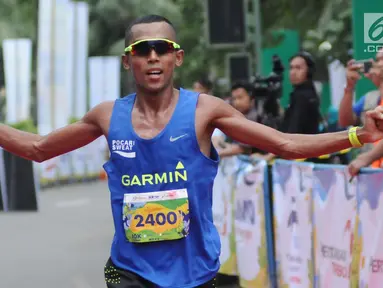 Pelari nasional, Agus Prayogo membentangkan tangan usai finish pertama di ajang Pertamina Eco Run 2017 kategori 10K umum pria di Pantai Karnaval Ancol, Jakarta, Sabtu (16/12). Agus mendapat hadiah tunai 15 juta rupiah. (Liputan6.com/Helmi Fithriansyah)