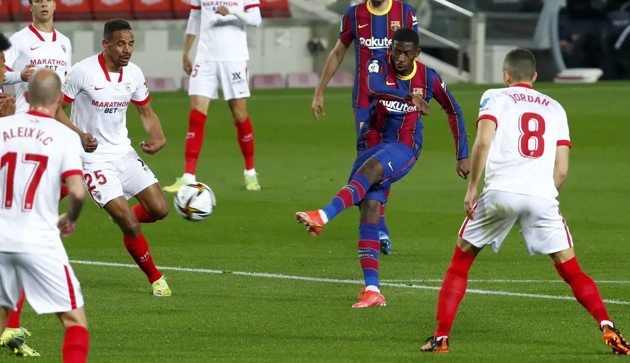 Penyerang Barcelona, Ousmane Dembele melakukan tembakan ke gawang Sevilla pada pertandingan leg kedua babak semifinal Copa del Rey di stadion Camp Nou, Spanyol, Kamis (4/3/2021).  Laga ini diwarnai dua kartu merah yang didapat pemain Sevilla, yakni Fernando dan Luuk de Jong. (AP Photo/Joan Monfort)