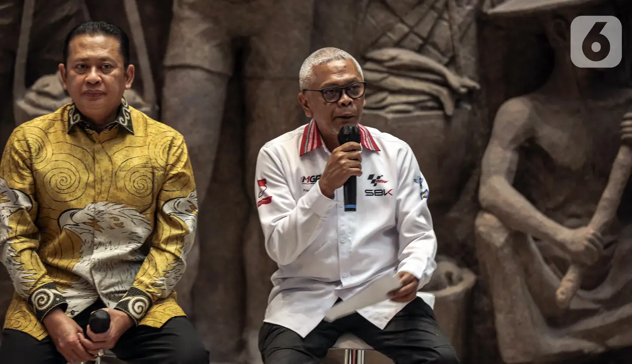 Direktur Utama MGPA Priandhi Satria (kanan) menyampaikan paparan bersama Ketua Umum IMI Bambang Soesatyo (kiri) saat peluncuran tiket presale WSBK 2022 di Gedung Sarinah, Jakarta, Rabu (31/8/2022). PT Pengembangan Pariwisata Indonesia (Persero)/Indonesia Tourism Development Corporation (ITDC), BUMN pengembang dan pengelola kawasan pariwisata di Indonesia, bersama Mandalika Grand Prix Association (MGPA) selaku bagian dari ITDC Group, merilis penjualan tiket harian menonton event MOTUL FILM World Superbike (WSBK) Indonesian Round yang akan berlangsung di Pertamina Mandalika International Circuit, Lombok, Nusa Tenggara Barat, pada 11-13 November 2022 mendatang.